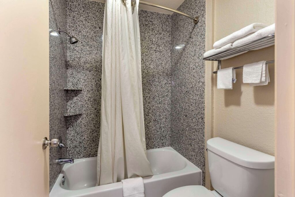 Econo Lodge Near Lackland Air Force Base – SeaWorld - Image 2