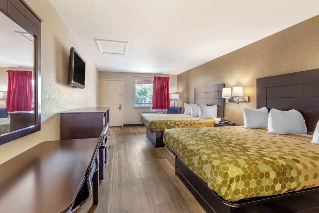 Econo Lodge Near Lackland Air Force Base – SeaWorld - Image 3