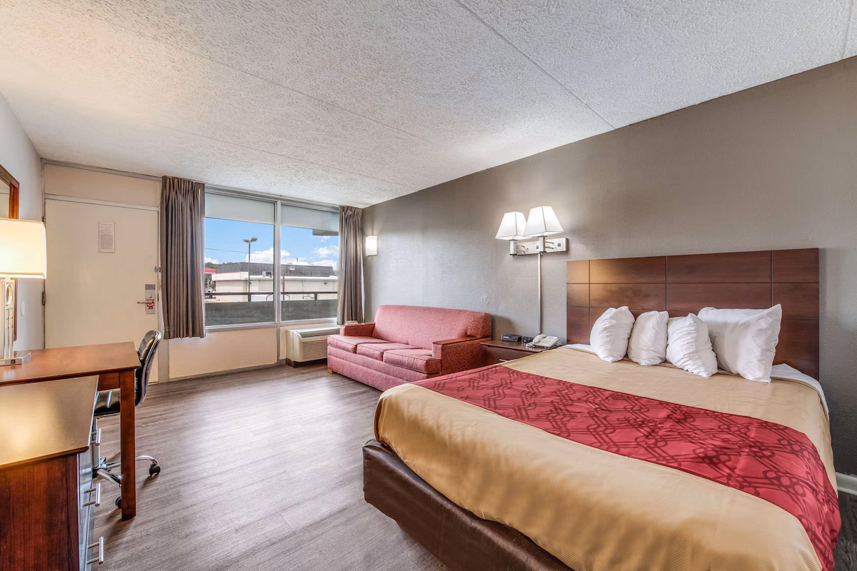 Econo Lodge - Image 2