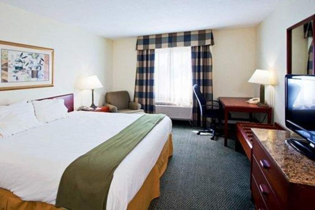 Econo Lodge - Image 4