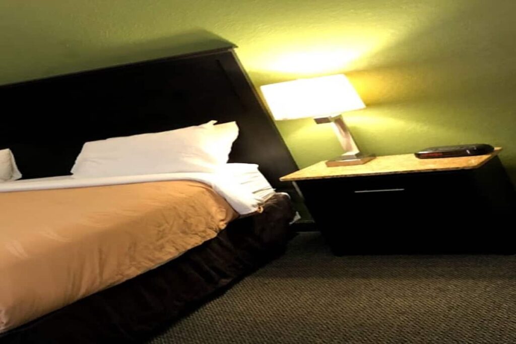 Econo Lodge - Image 3