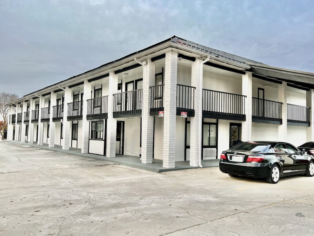 Economy Inn and Suites - Image 5