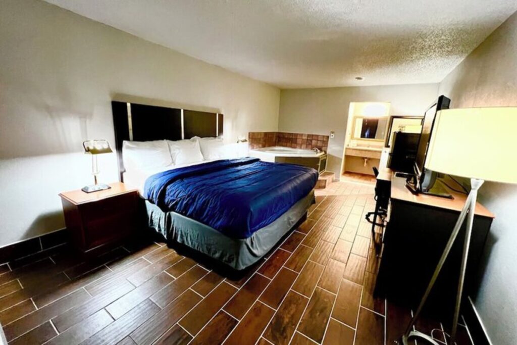 Economy Inn and Suites - Image 3