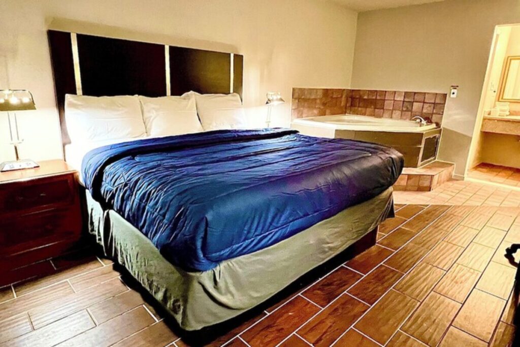 Economy Inn and Suites - Image 4