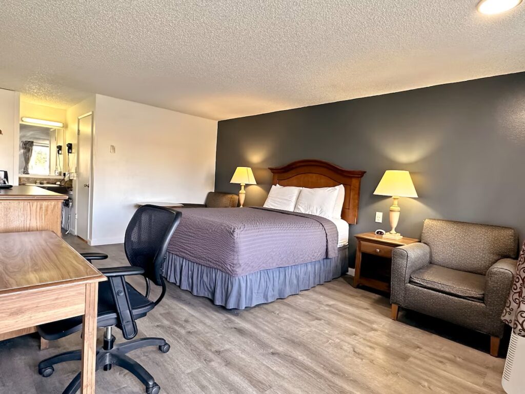 Economy Inn - Image 1