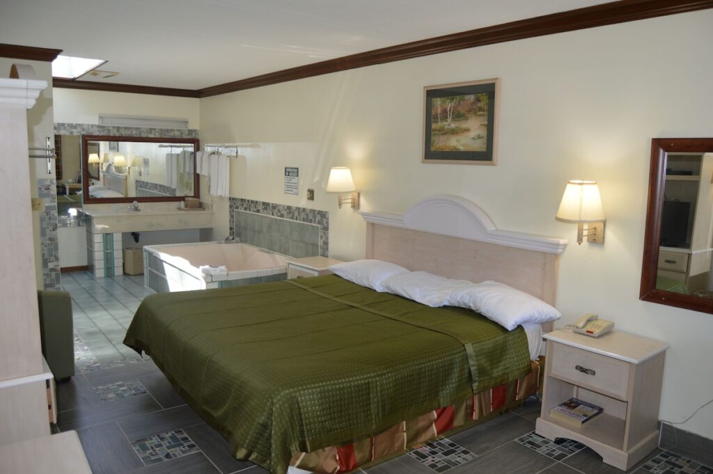 Economy Inn – Akron - Image 4