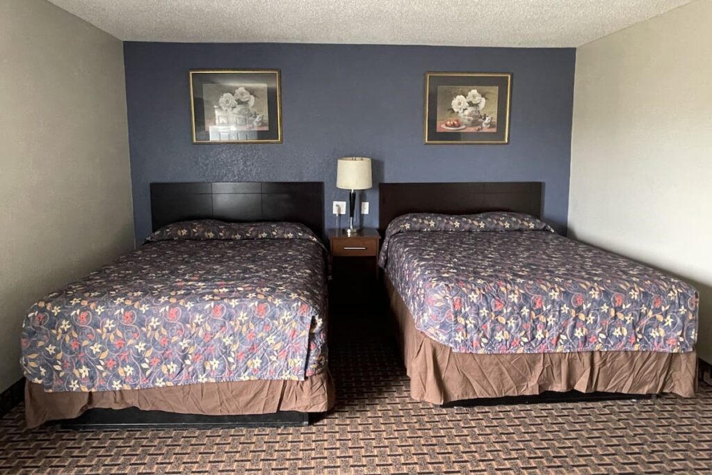Economy Inn - Image 4