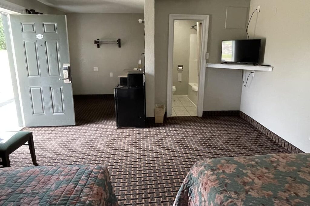 Economy Inn - Image 3