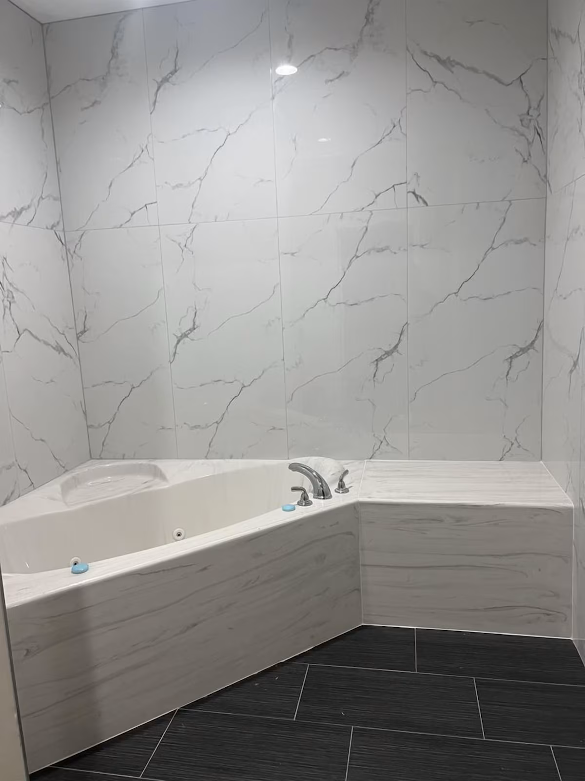 Elite Inn & Suites - Image 1