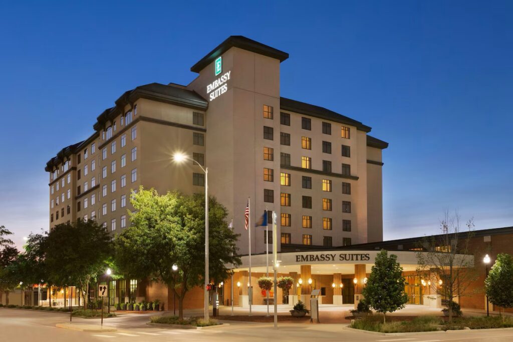 Embassy Suites Lincoln - Image 2