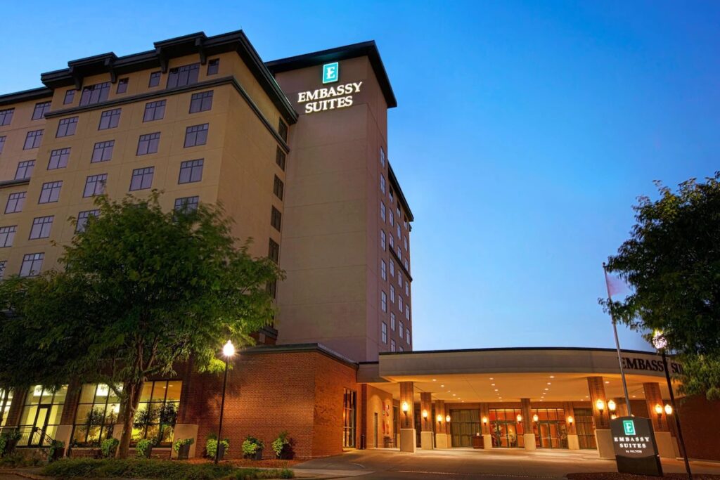 Embassy Suites Lincoln - Image 3