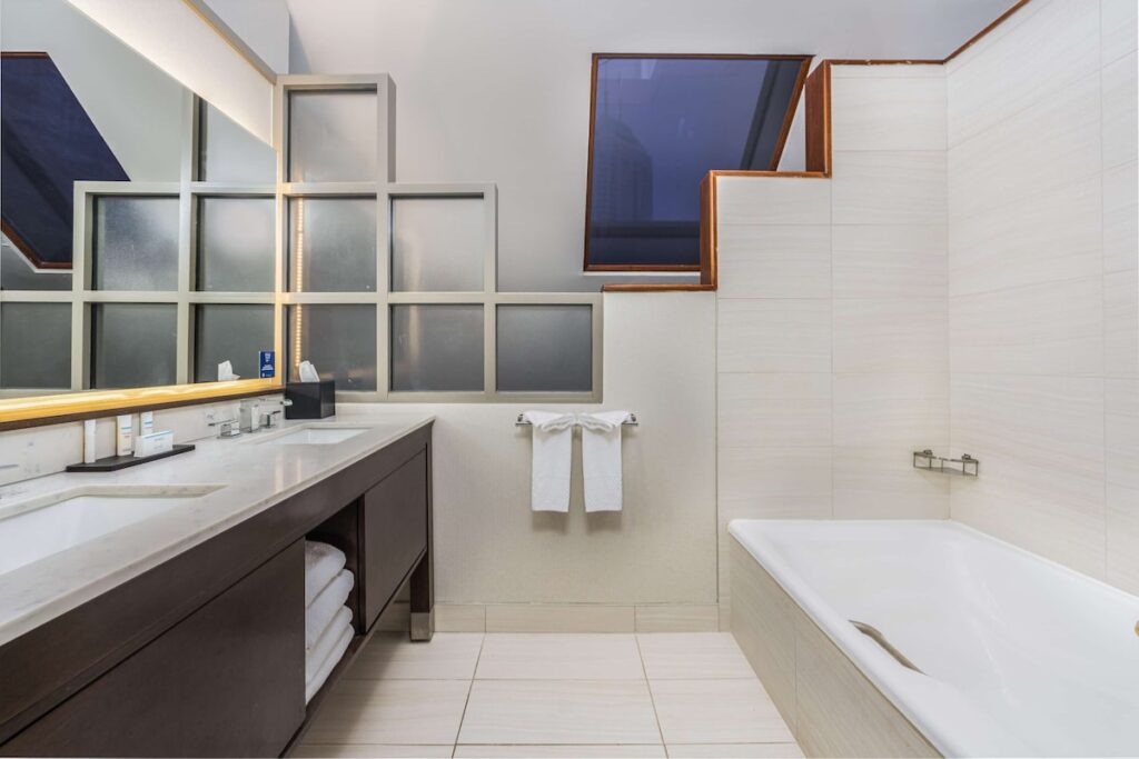 Embassy Suites by Hilton Indianapolis Downtown - Image 2