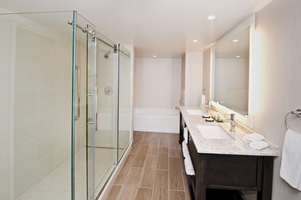 Embassy Suites by Hilton Seattle Bellevue - Image 2