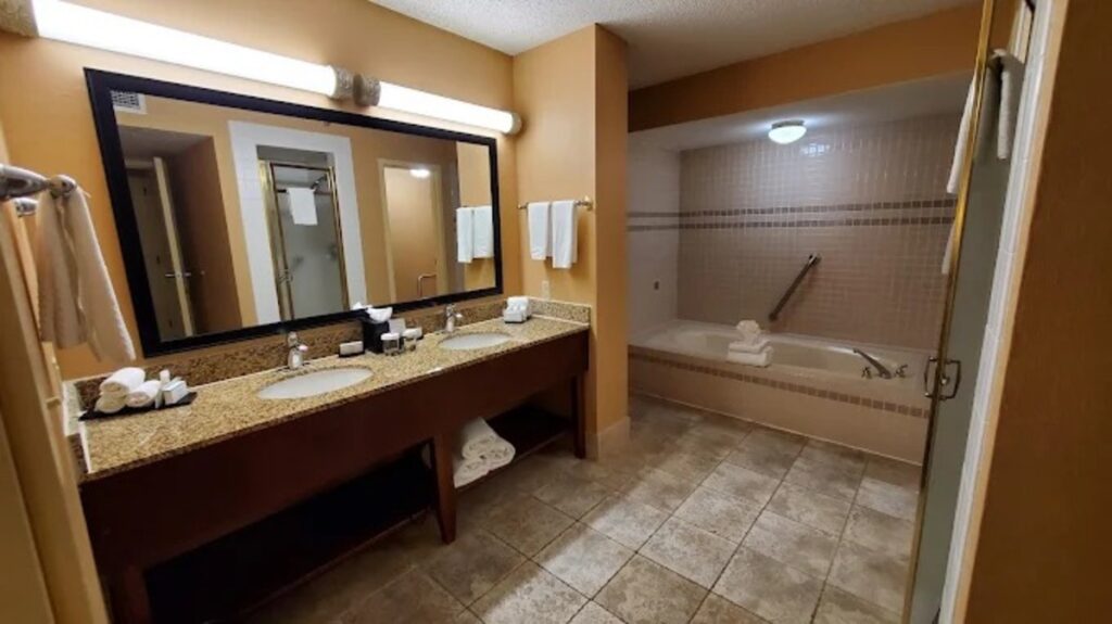 Embassy Suites by Hilton Tulsa I-44 - Image 1