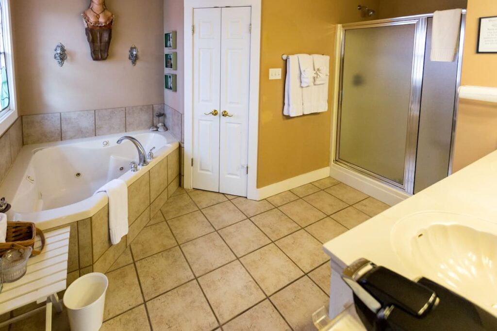 Equinox Inn at Canyon Lake - Image 1