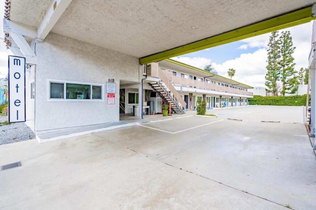 Exclusivo Inn & Suites - Image 5