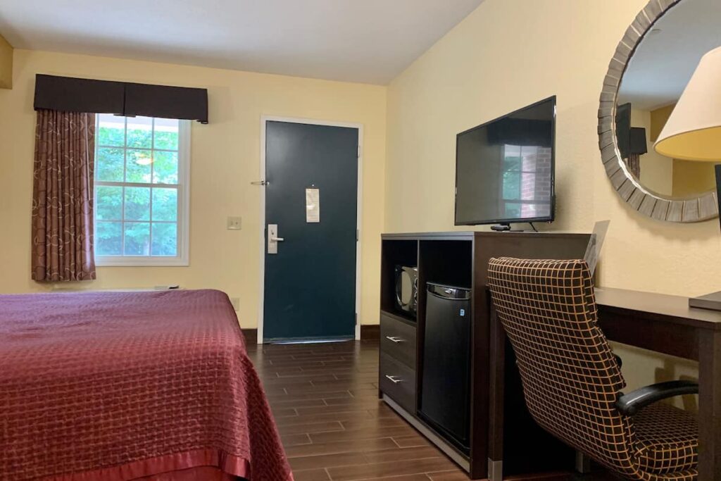 Executive Inn And Suites - Image 3