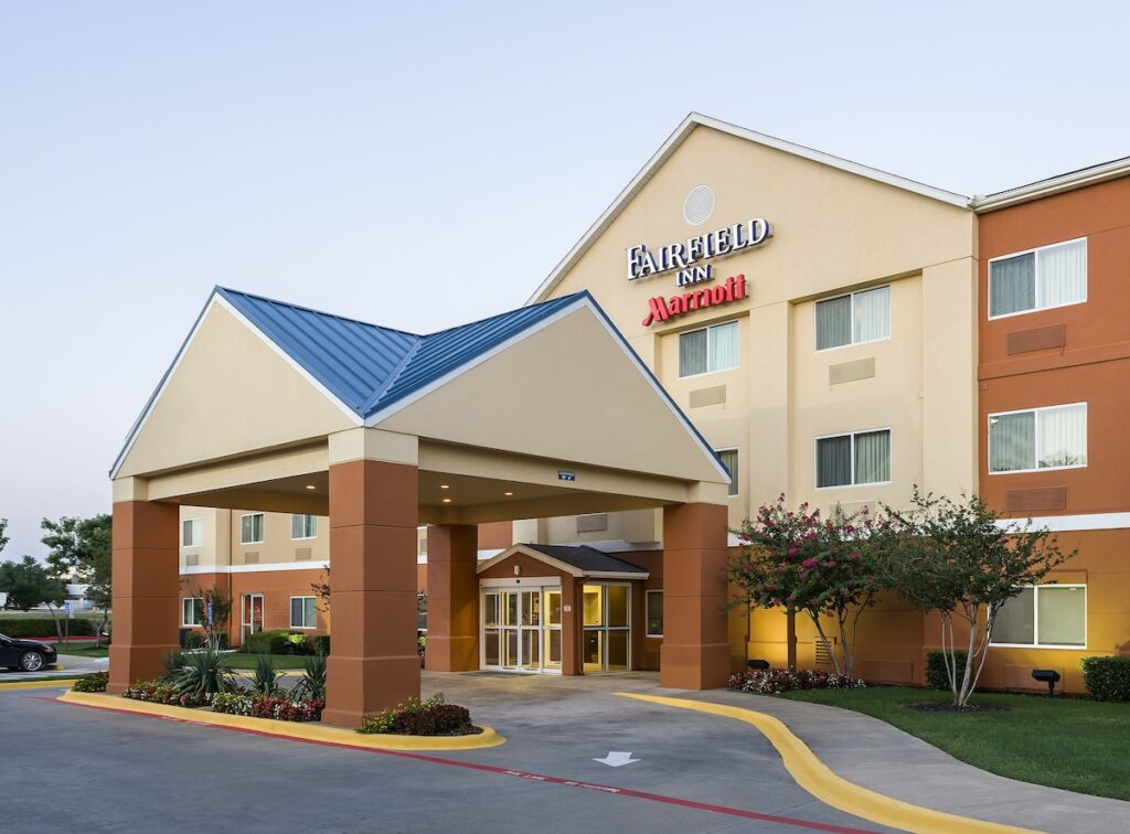 Fairfield Inn & Suites Dallas Park Central - Image 2