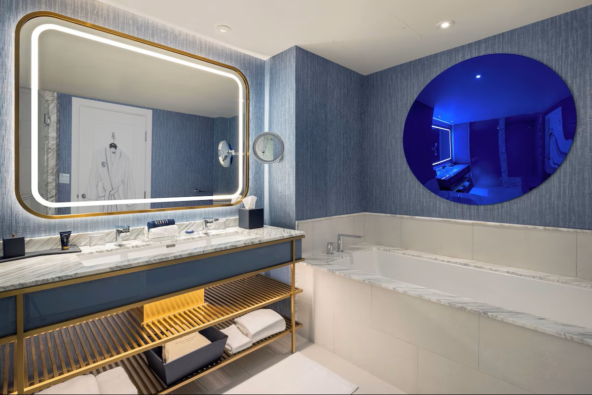 Fontainebleau Las Vegas deepsoaking tub