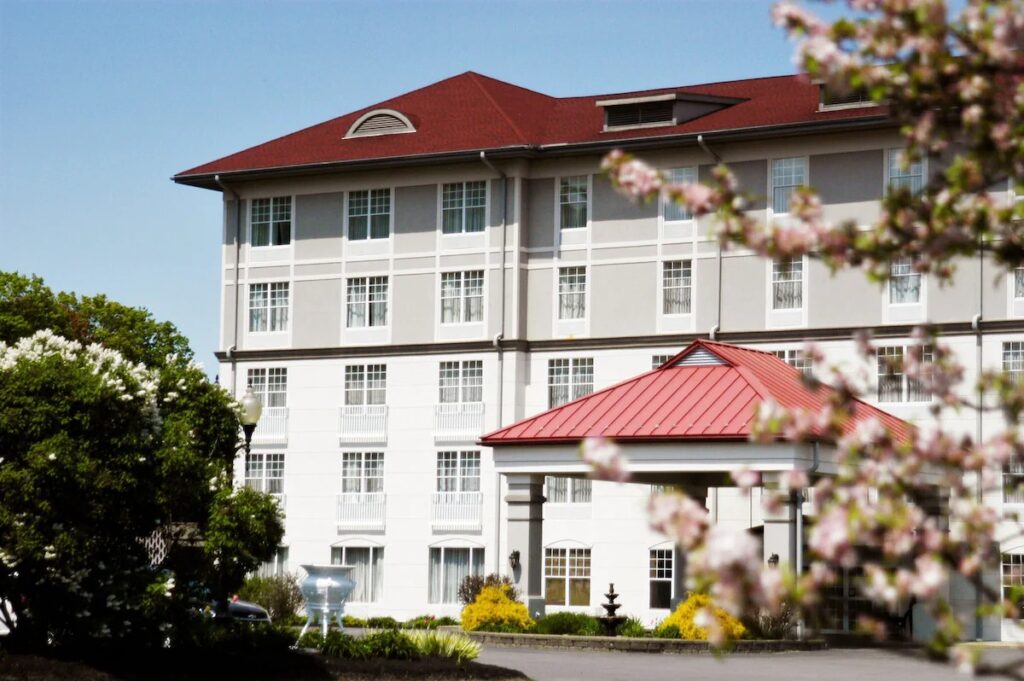 Fort William Henry Hotel and Conference Center - Image 3