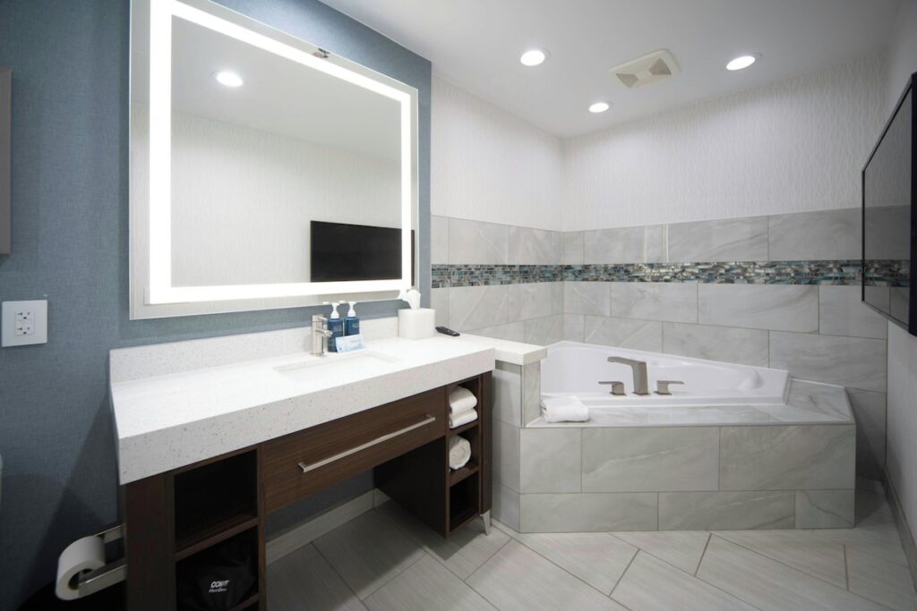 Four Points by Sheraton Fayetteville Fort Bragg - Image 2