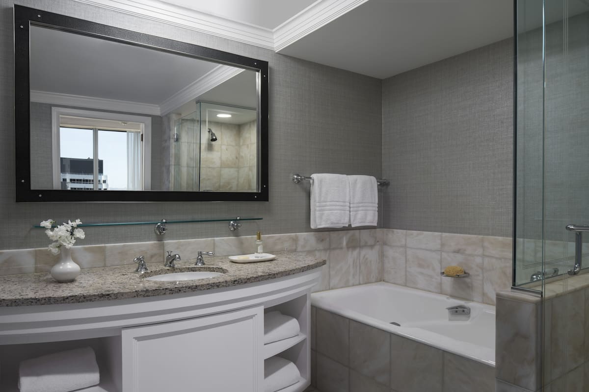 Four Seasons Hotel San Francisco tub