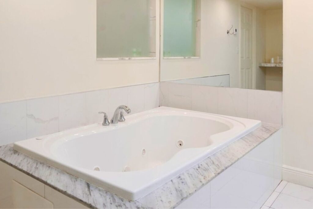 Gables Cove Hotel - Image 1