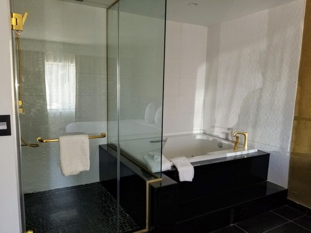 Glen Capri Inn & Suites – Burbank Universal - Image 1