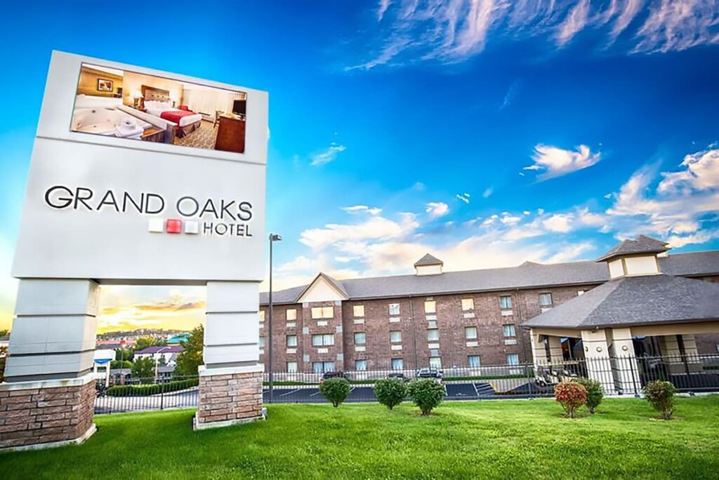 Grand Oaks Hotel - Image 2