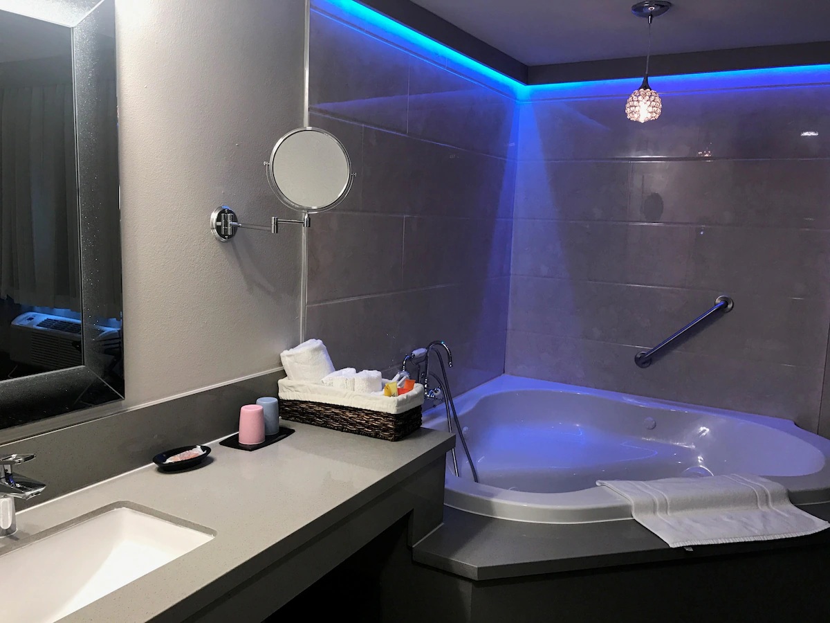 GreenTree Inn Suites Alhambra jetted tub