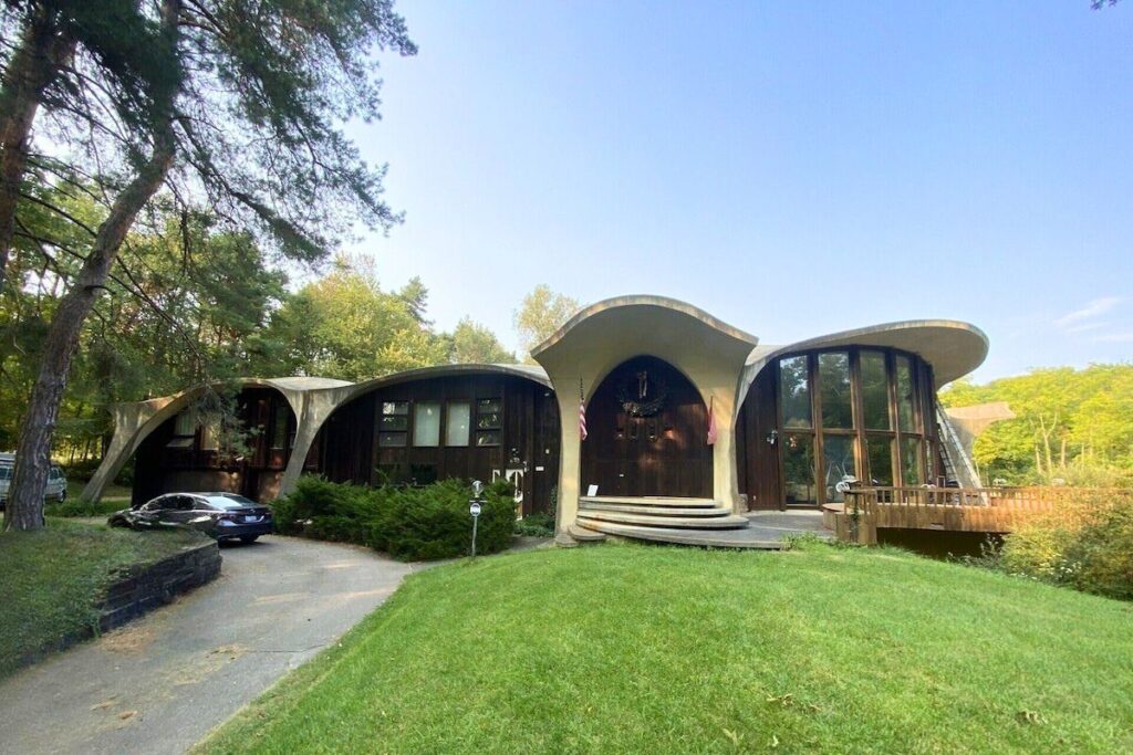 HOUSE OF FUTURE MASTER BEDROOM LANSING - Image 4