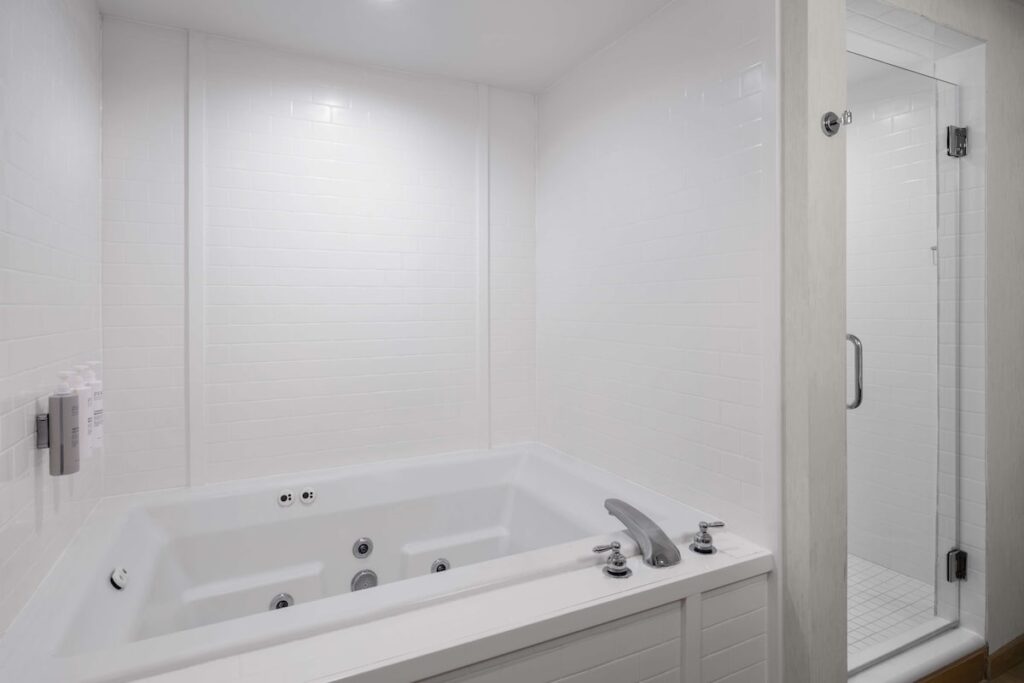 Hampton Inn Charleston-North - Image 1