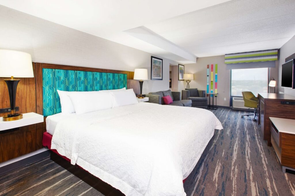 Hampton Inn College Park - Image 3
