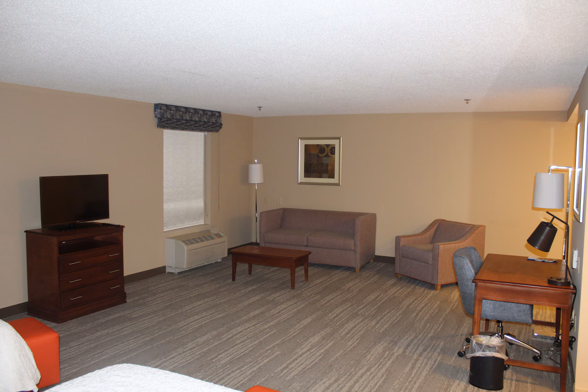Hampton Inn Gloucester - Image 3