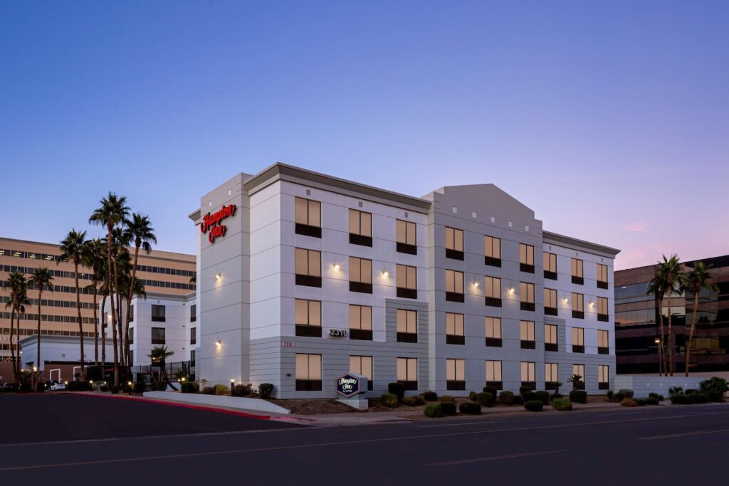 Hampton Inn Phoenix-Biltmore - Image 2