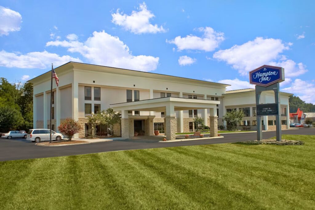 Hampton Inn Sevierville - Image 4