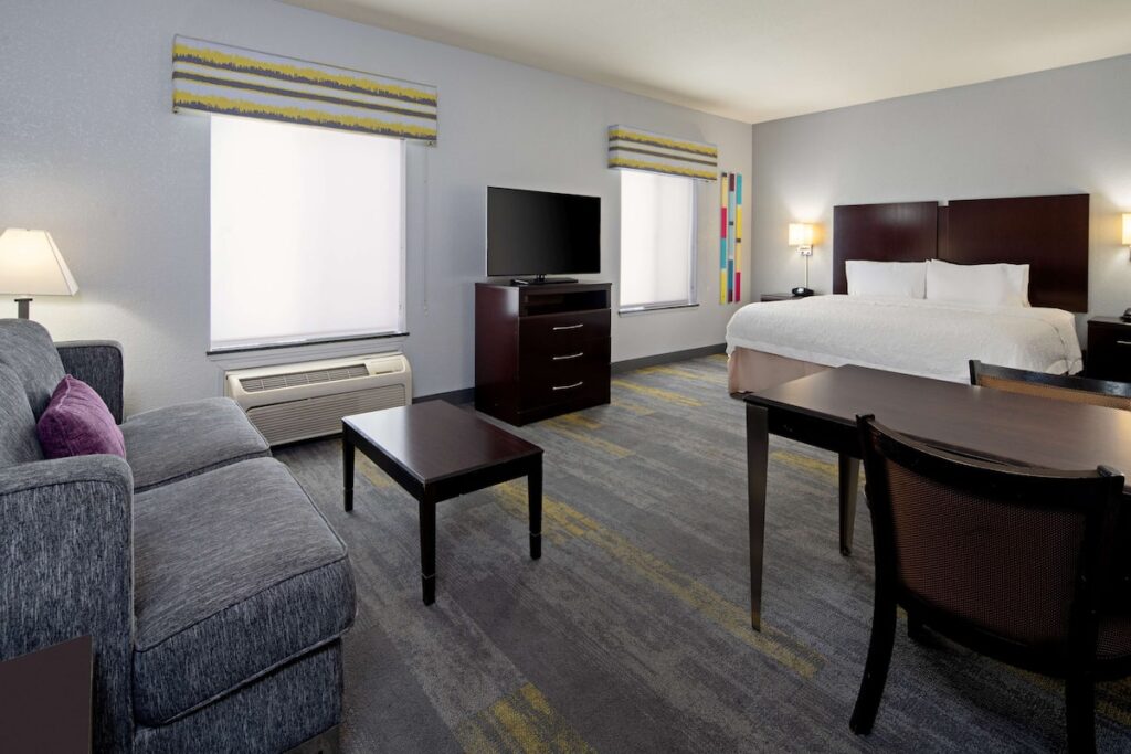 Hampton Inn & Suites Bakersfield/Hwy 58, CA - Image 3