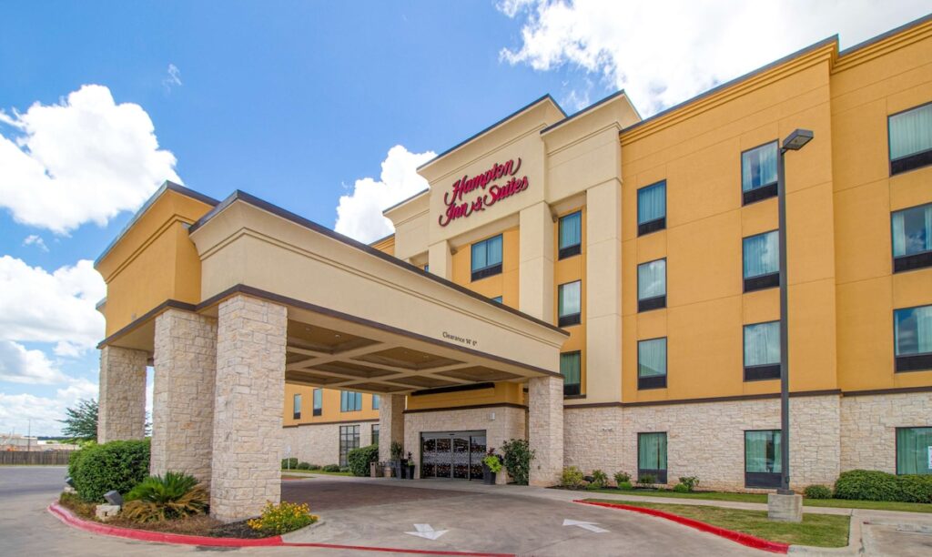 Hampton Inn & Suites Bastrop - Image 5