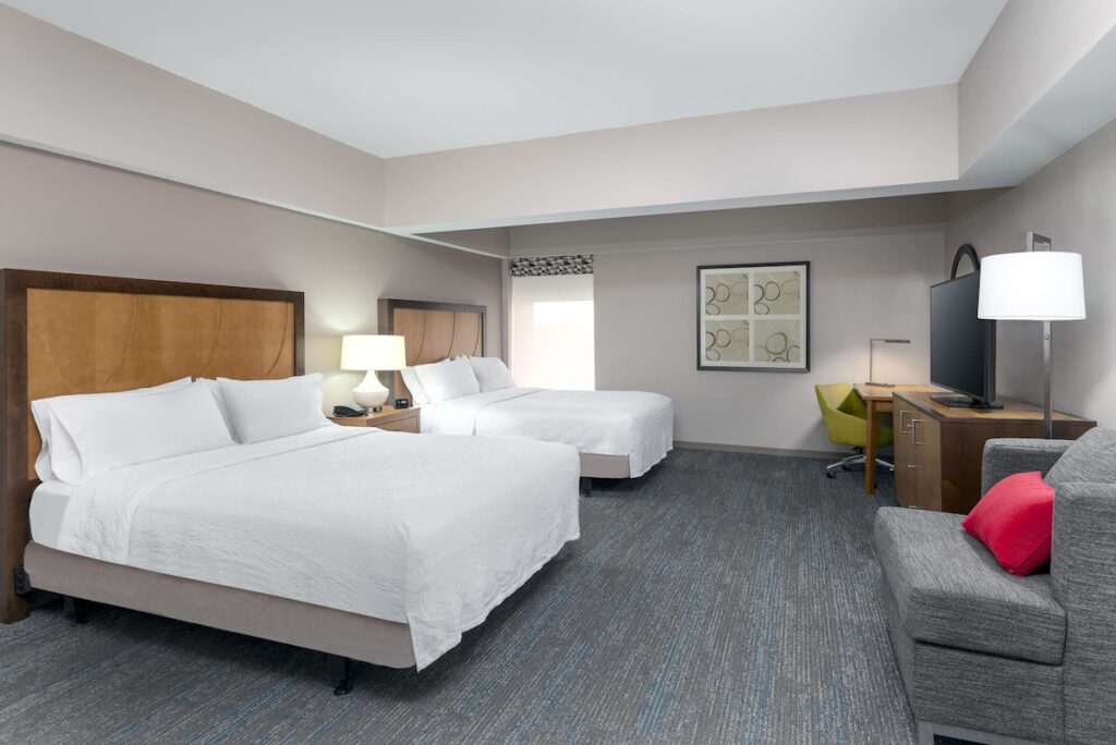 Hampton Inn & Suites Clayton/St. Louis-Galleria Area - Image 4