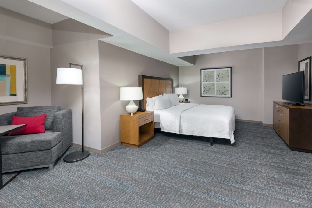Hampton Inn & Suites Clayton/St. Louis-Galleria Area - Image 1