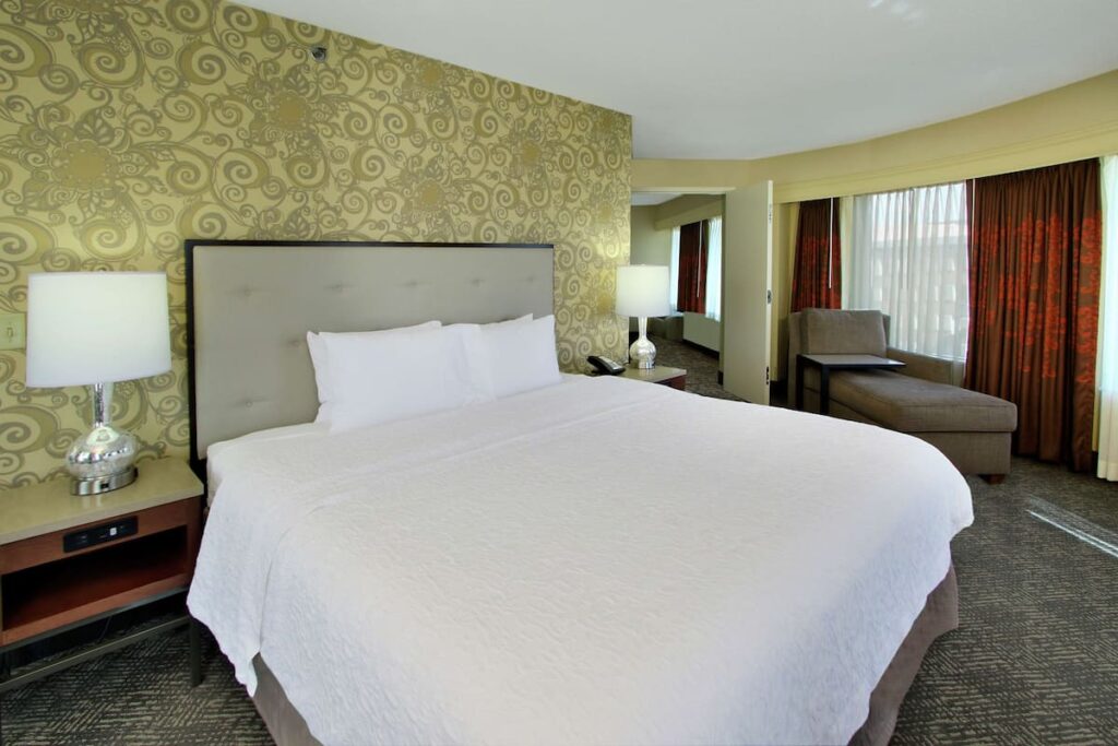 Hampton Inn & Suites Columbus-Downtown - Image 1