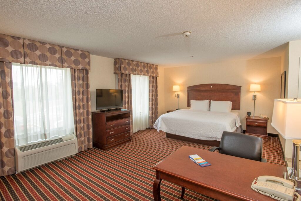 Hampton Inn & Suites Dayton-Airport - Image 4