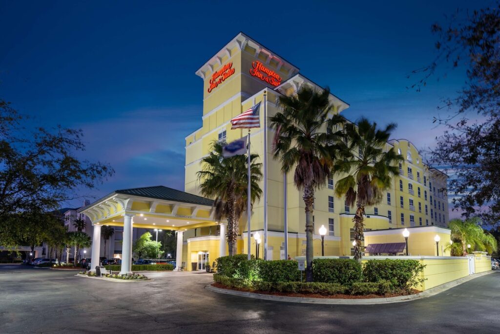 Hampton Inn & Suites Jacksonville Deerwood Park - Image 2