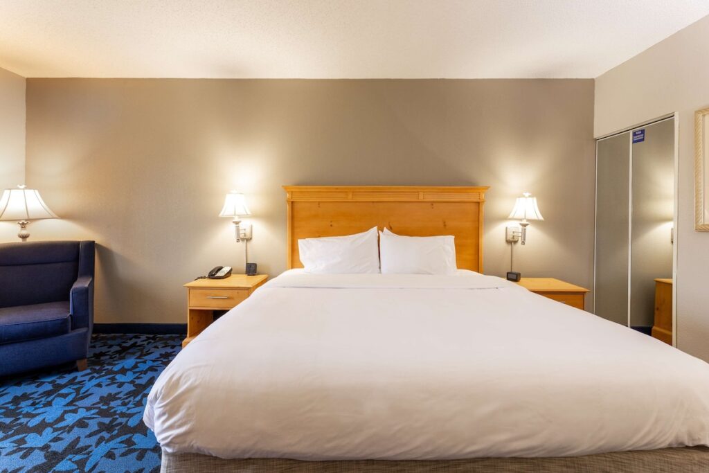 Hampton Inn & Suites Jacksonville Deerwood Park - Image 4