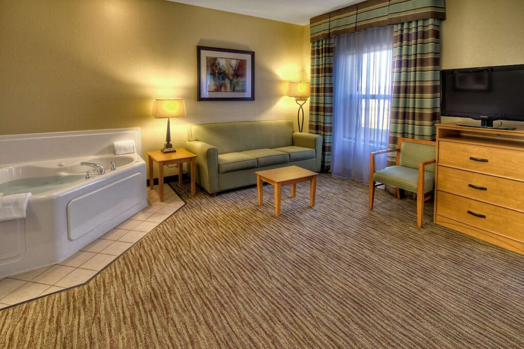 Hampton Inn & Suites Kalamazoo – Oshtemo