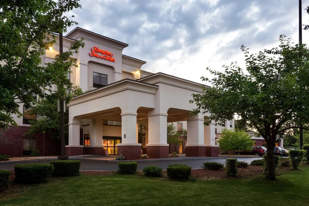 Hampton Inn & Suites Manchester-Bedford - Image 2