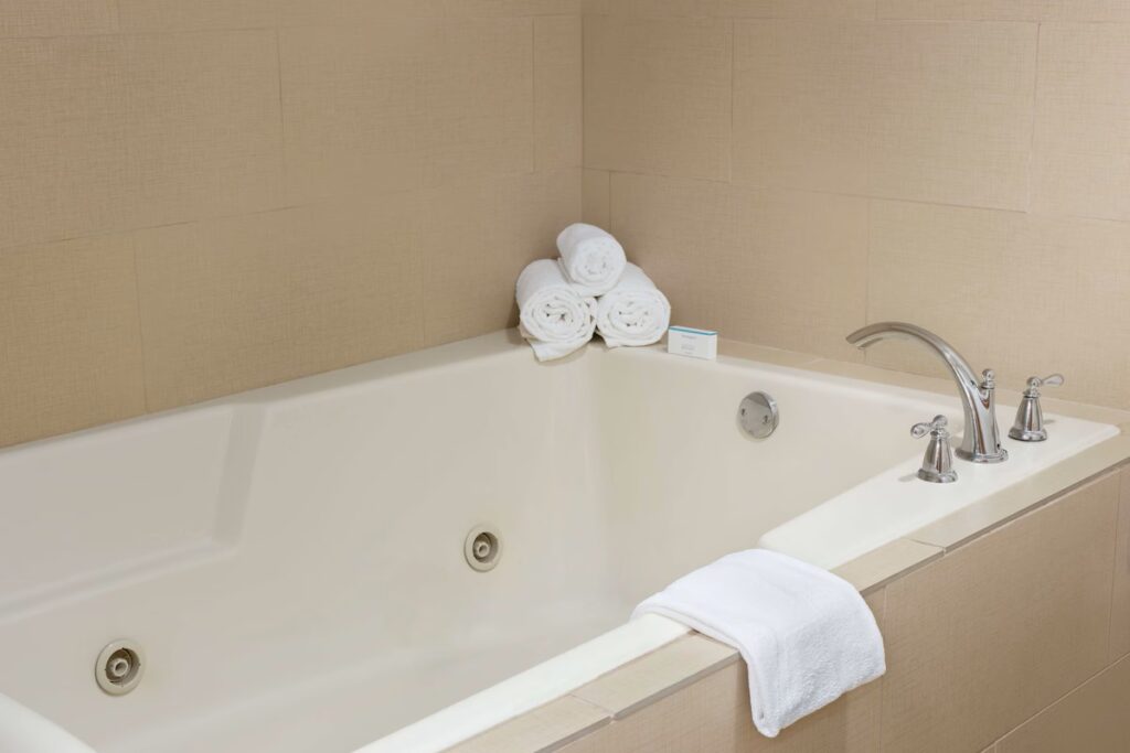 Hampton Inn & Suites Manchester-Bedford - Image 3