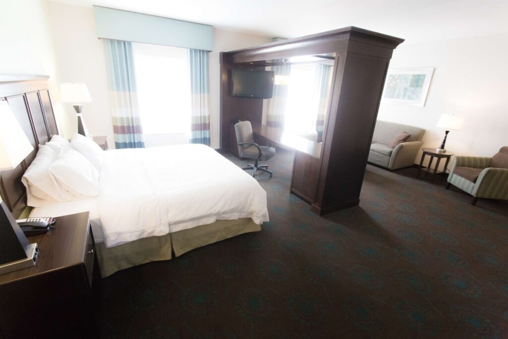 Hampton Inn & Suites Middlebury - Image 3