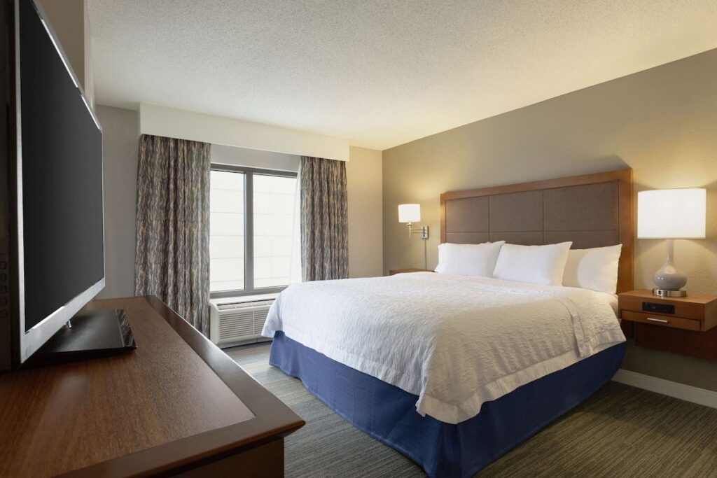Hampton Inn & Suites Nashville Downtown - Image 3
