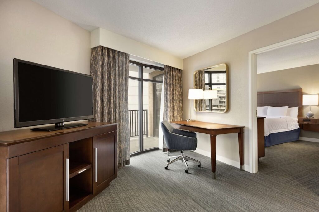 Hampton Inn & Suites Nashville Downtown - Image 4